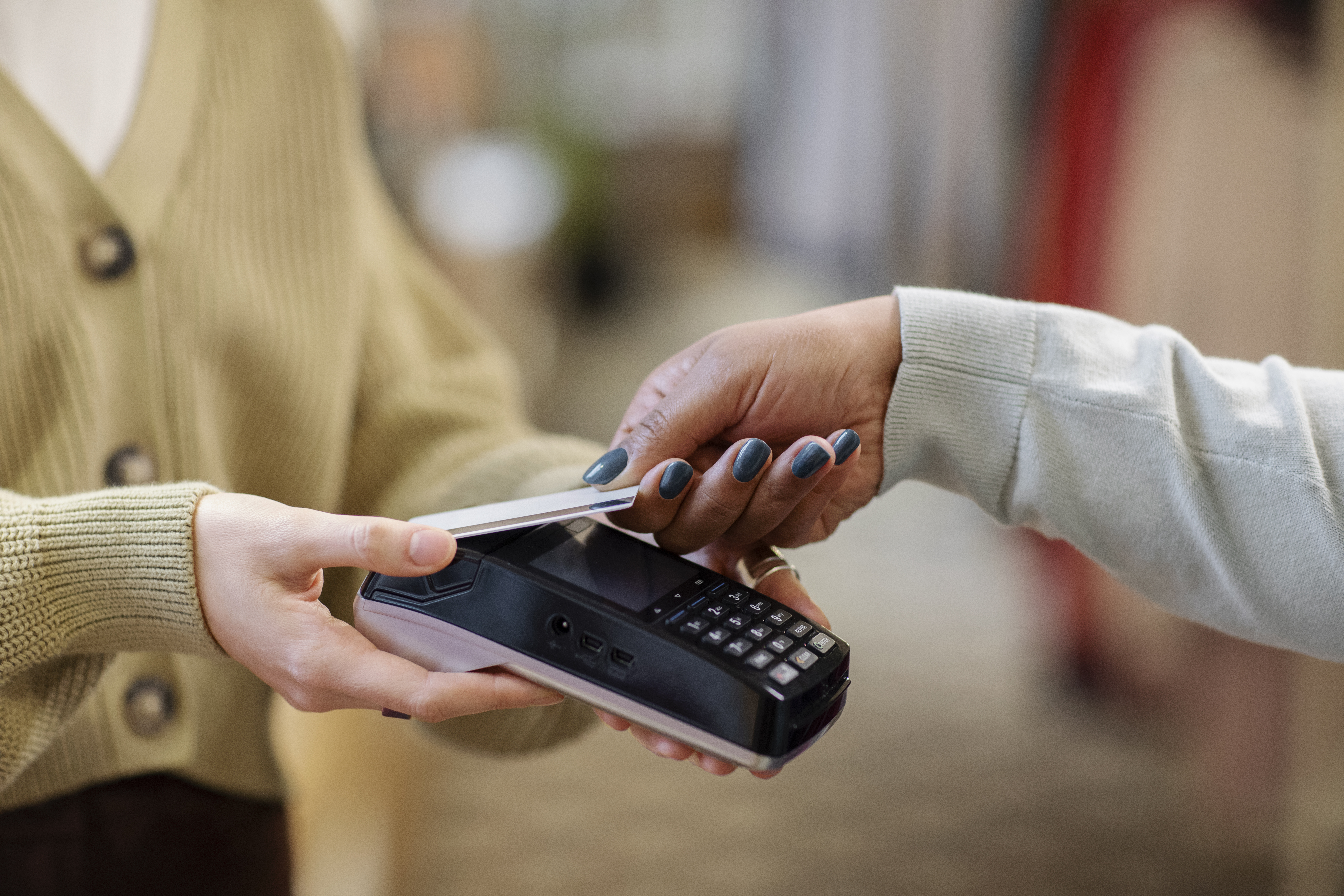  Мали бизниси настављају да добијају подршку: Претпријаве за ПОС терминале отворене